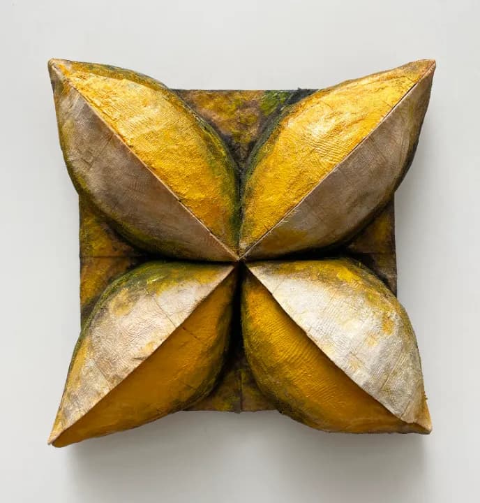 " attempt " 松、松ヤニ、蜜蝋、顔料、他  30.5×30×11 cm 2025