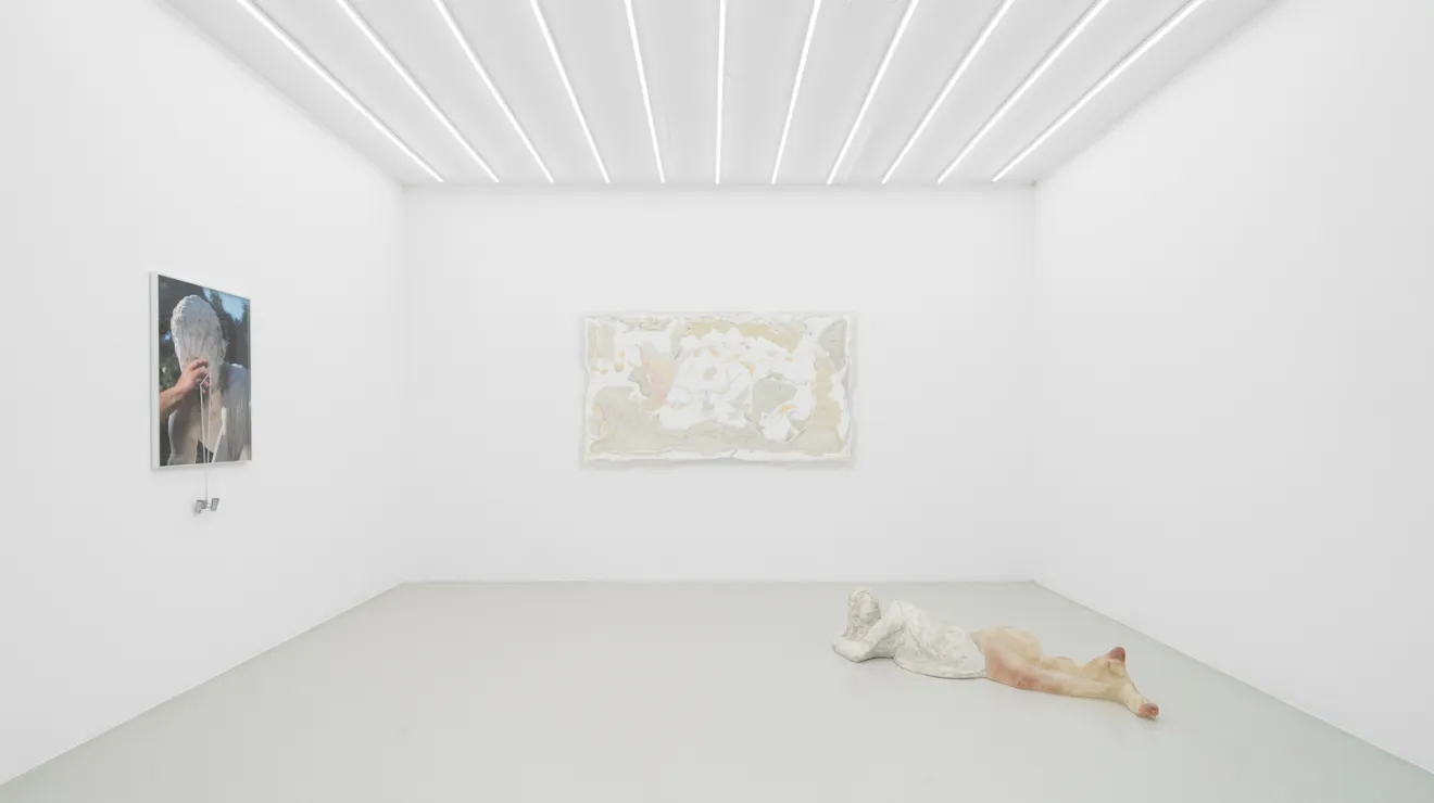 기울어진 증거들 Where Light Leans, 2026, installation view, ThisWeekendRoom