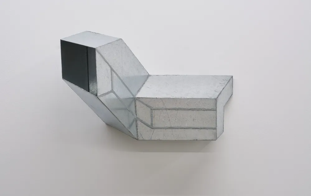 伊藤誠《遠くの場所−04》2025年, 亜鉛鉄板、亜鉛塗料, 54.8 x 33.6 x 28 cm