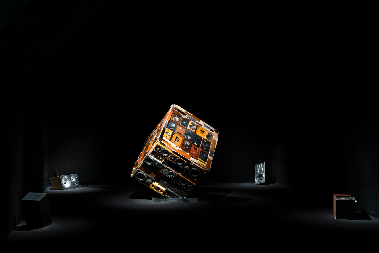 KOMAKUS《GHOST CUBE》2019年、高橋龍太郎コレクション 撮影:森田兼次