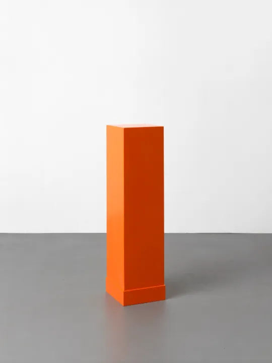 竹岡雄二《Orange Sockel》2000、人口大理石、120 × 32 × 32 cm  協力:SCAI THE BATHHOUSE