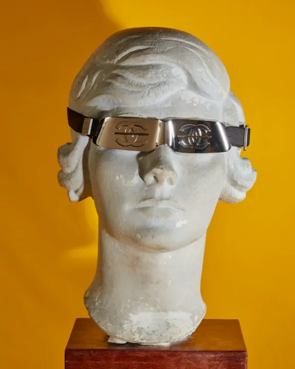 ジャック リプシッツ作 ココ シャネルの石膏像 1921年  CHANEL サングラス 2002/03年秋冬 プレタポルテ コレクション -パトリモアンヌ・シャネル蔵  ©CHANEL/Roe Ethridge