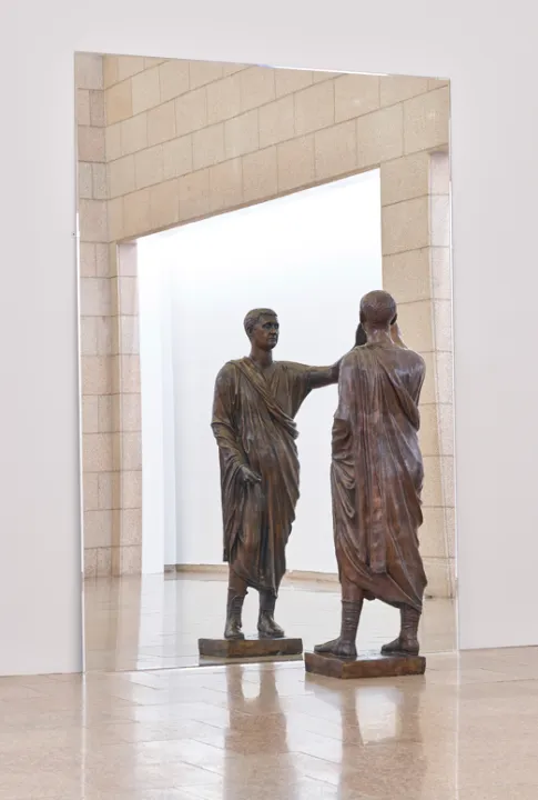 미켈란젤로 피스톨레토(1933- ), 〈에트루리아인〉, 1976, 청동, 거울, 동 200×120×80cm, 거울 250×300cm
