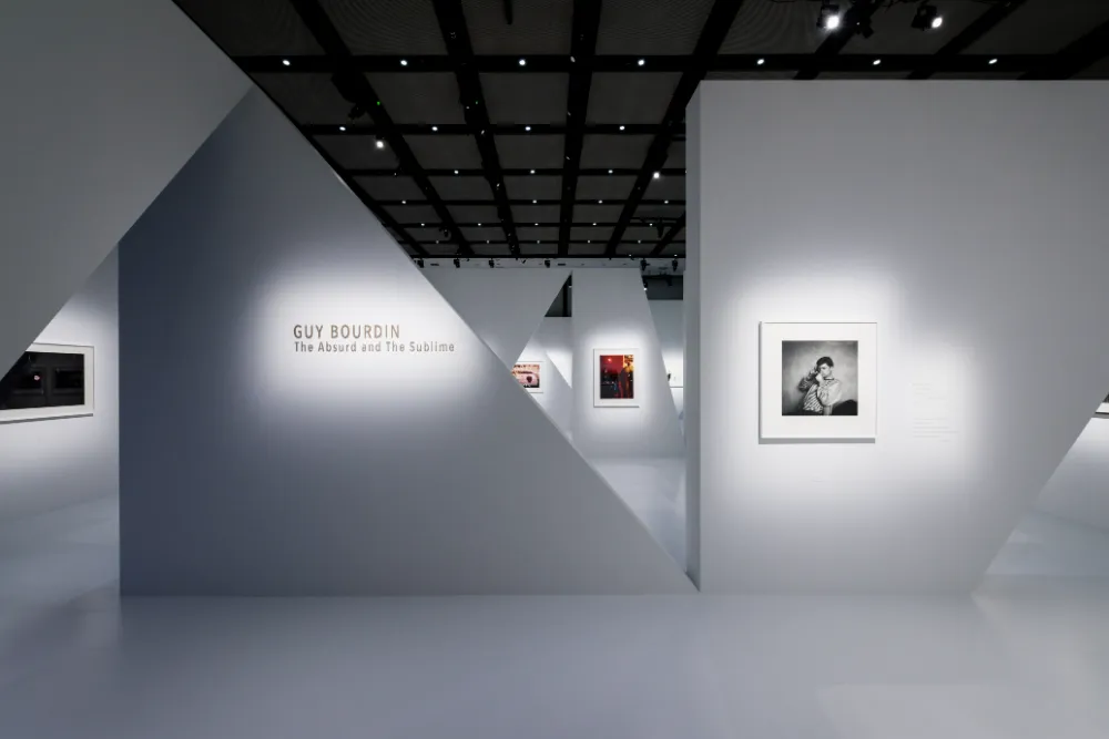 2021年開催「The Absurd and The Sublime」ギイ ブルダン展の展示風景 ©CHANEL
