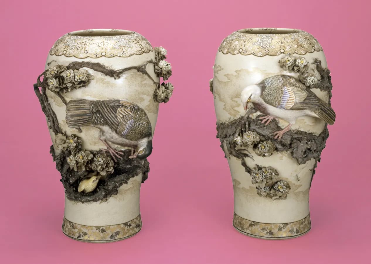 初代宮川香山《鳩桜花図高浮彫花瓶》1871-82年頃、国立工芸館蔵  撮影:アローアートワークス ©2005