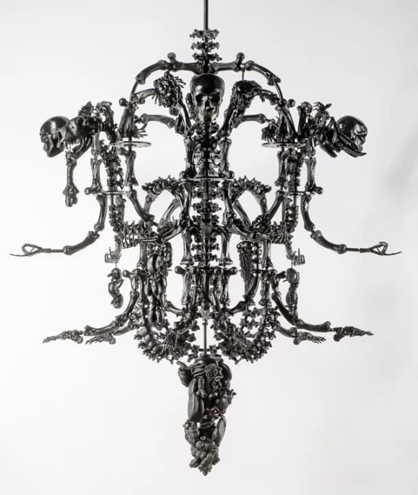 아이 웨이웨이(1957- ), 〈검은 샹들리에〉, 2017-2021, 유리, 금속 부품, 240×185×185cm, ed. 24