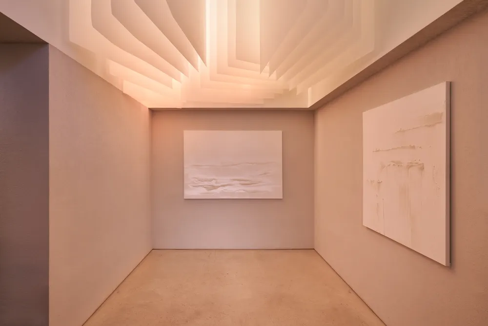 <실제, 실체의 실재│순간 20240312>, 2024, 캔버스 위 글래스 파우더, 130 x 162 cm (우) / <빛의 흔적 20230303>, 2023, 캔버스 위 글래스 파우더, 118 x 91 cm(김선희 개인전 《실제, 실체의 실재 Actually, Actualness of Actuality》)