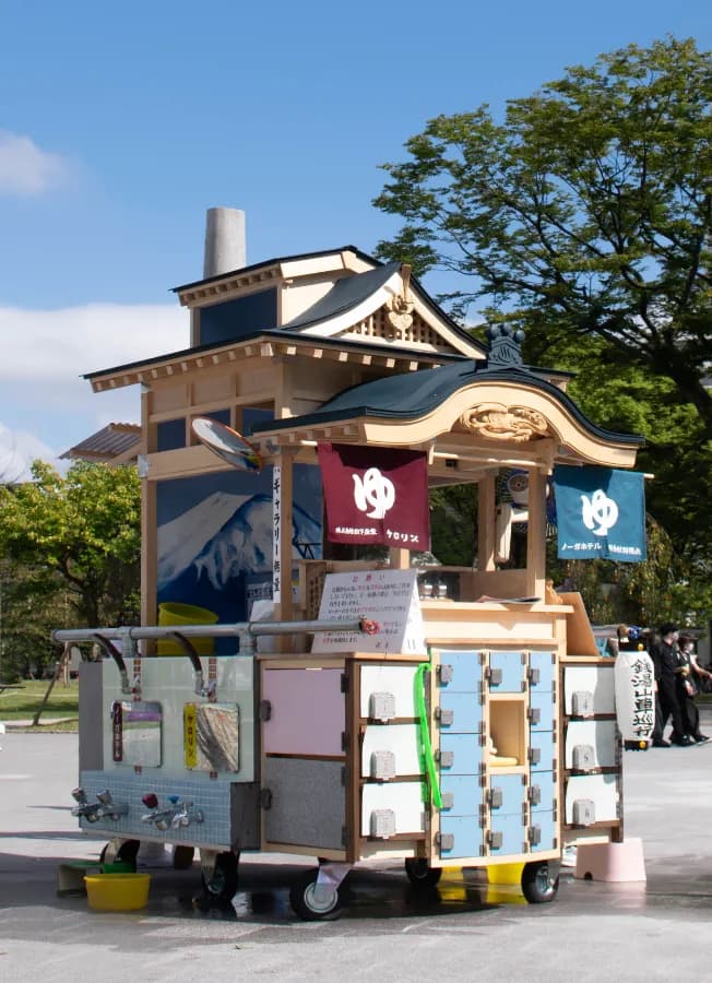 銭湯山車巡行部《銭湯山車》2021 年 個人蔵 Photo: Katsu Okubo