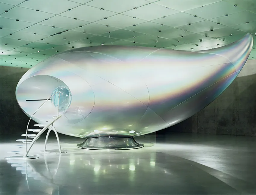 森万里子《Wave UFO》1999-2002年, 脳波インターフェース、ビジョンドーム、プロジェクター、コンピュータシステム、グラスファイバー、テクノジェル®、アクリル、カーボンファイバー、アルミニウム、マグネシウム,  528 × 1134 × 493 cm 展示風景:「森万里子:Wave UFO」ブレゲンツ美術館(オーストリア)2003年 撮影:リチャード・リーロイド