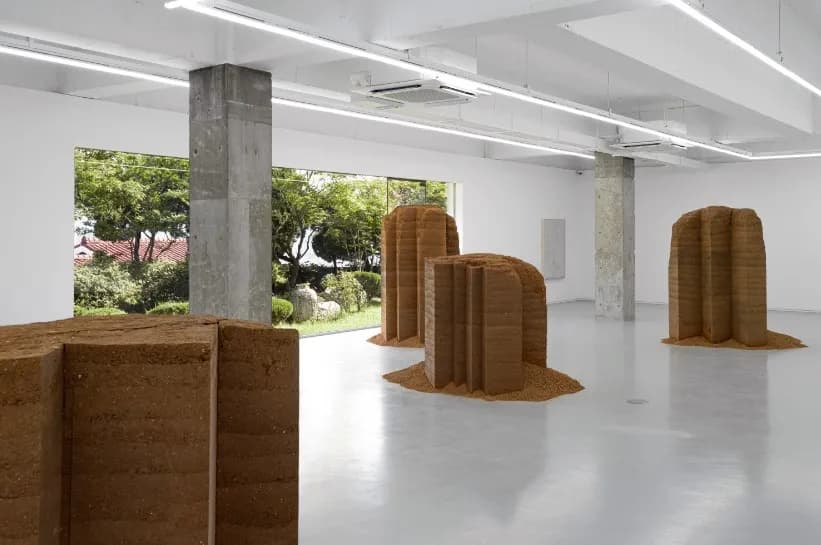 김주리, 〈물 산〉, 2025. 《물 ∴ 산 Matter Ridge》(모바이캔, 2025) 전시 전경. 작가 및 모바이캔 제공. 사진_심규호.