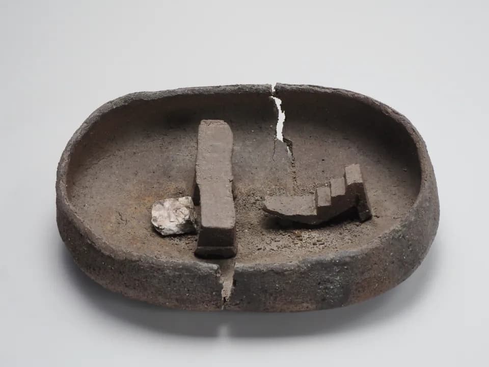 伊藤慶二 Keiji Ito 場 Place 陶 ceramic h.14.5 × w.43.3 × d.33.5 cm ©︎Keiji Ito