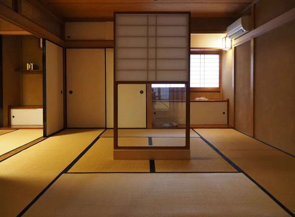 髙柳恵里《戸》2024年、「状況の現実」照恩寺 photo©Eri Takayanagi