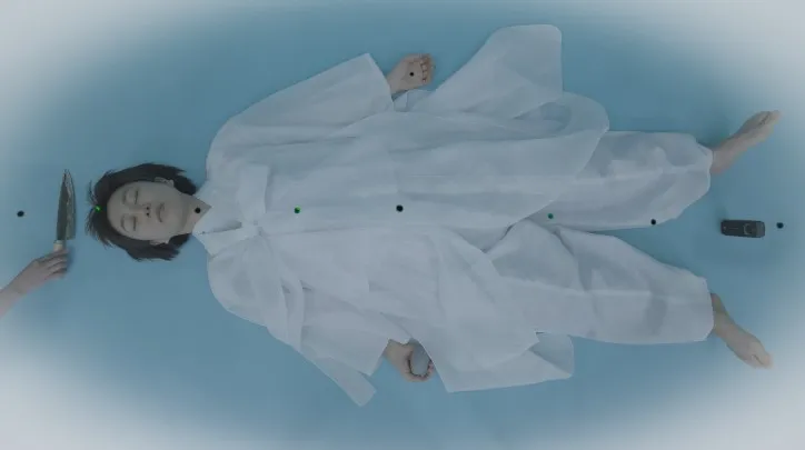 임영주, 〈고 故 The Late〉, 2023-2025, 비디오, 사운드, 물체, 퍼포먼스, 웹사이트, 책, 60분. 작가 제공. ⓒ 임영주.