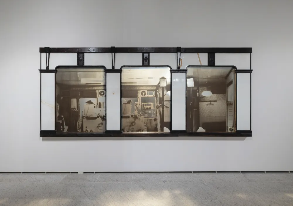 Light of Other Days:吉田理容室壁に設えた大きな3枚の鏡 2020 H. 160×W. 380×D. 92cm Photo by Shinya Kigure Courtesy of Arts Maebashi ©Nozomi Suzuki