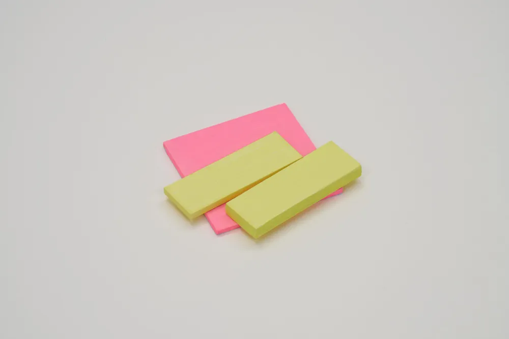 末永史尚 | Fuminao SUENAGA《ふせん》 2025年, 紙にアクリル絵の具, 8 x 9 x 0.6 cm