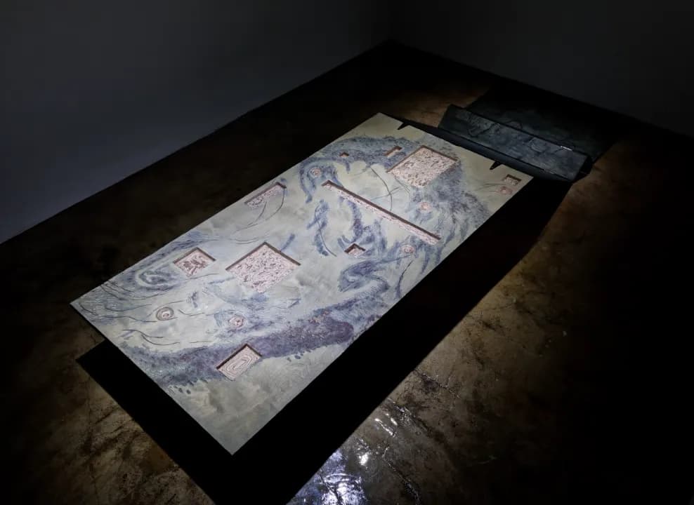 장다은, 〈bark〉, 2023, 나무에 유채, 경첩, 가변크기