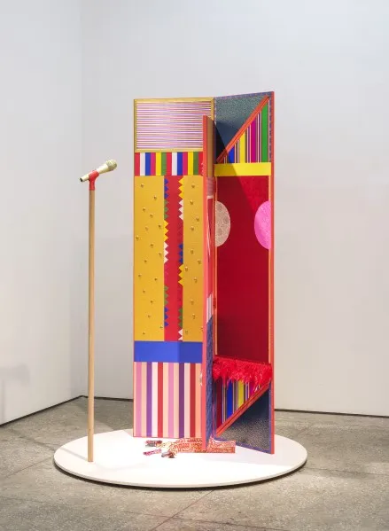 김지평, 〈디바-무당〉, 2023, 3폭 병풍: 나무 패널에 배접 비단, 한지, 마이크, 혼합 재료, 170 × 115 cm. 작가 제공. ⓒ 김지평.